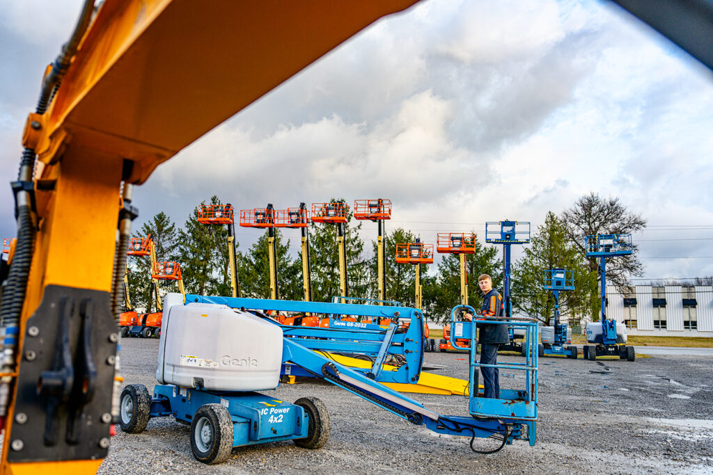 Contractor Equipment Rentals in Evansville Indiana. JLG. GENIE. JCB. Yale. Ramps. Trailers. Generators. Air Compressors. Light Towers. Boom Lifts. Scissor Lifts. High Capacity Pneumatic Tire Forklifts, Telehandlers (Reach Trucks). Articulated Booms. Skid Steers. Mini Excavators.